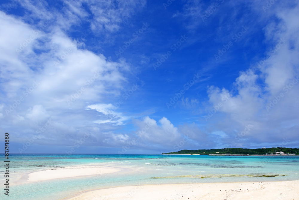 Fototapeta premium 美しい沖縄のビーチと夏空
