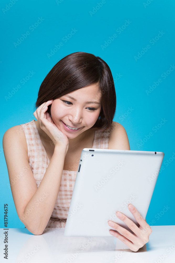 タブレット 微笑む女性 タブレット 微笑む女性