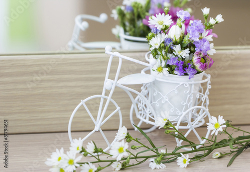 Fototapeta Naklejka Na Ścianę i Meble -  Flowers decoration on bicycle in the bedroom