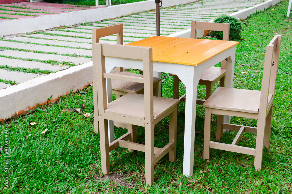 Four lawn chairs in a beautifl garden.