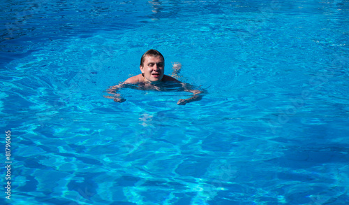 man swim in the pool © ra66