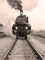 Fotobehang Trein Vooraanzicht ouderwetse stoomlocomotief  © Thomas Marchhart
