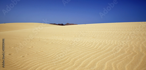 dessins sur les dunes sable dans le désert de fuerteventura