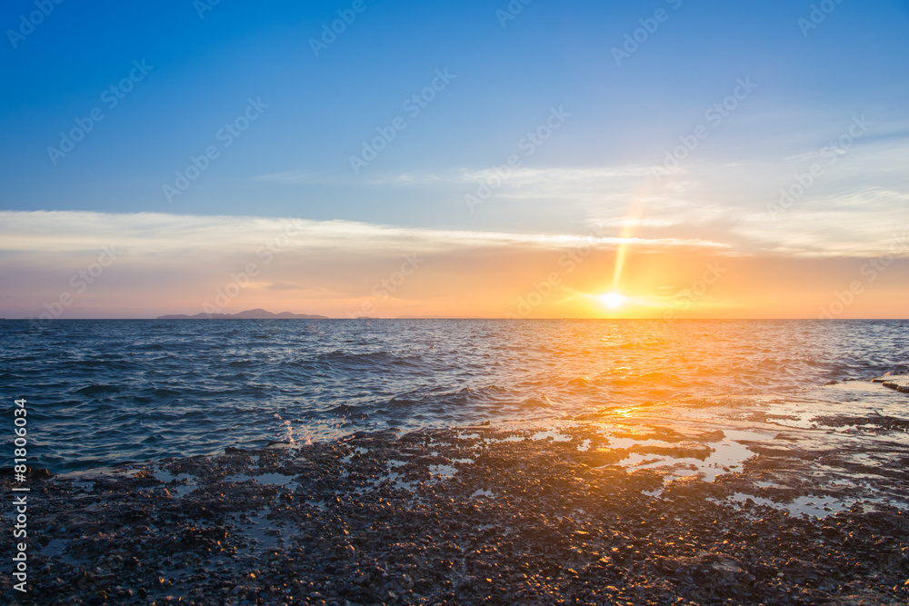 Fototapeta premium beautiful sunset in the sea