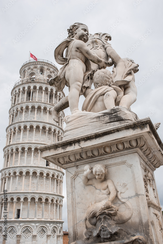 Torre pendente di Pisa, campanile e statua degli angeli Torre pendente di Pisa, campanile e statua degli angeli
