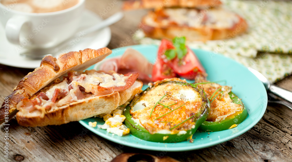 Frühstuck Croissant und Spiegelei Frühstuck Croissant und Spiegelei
