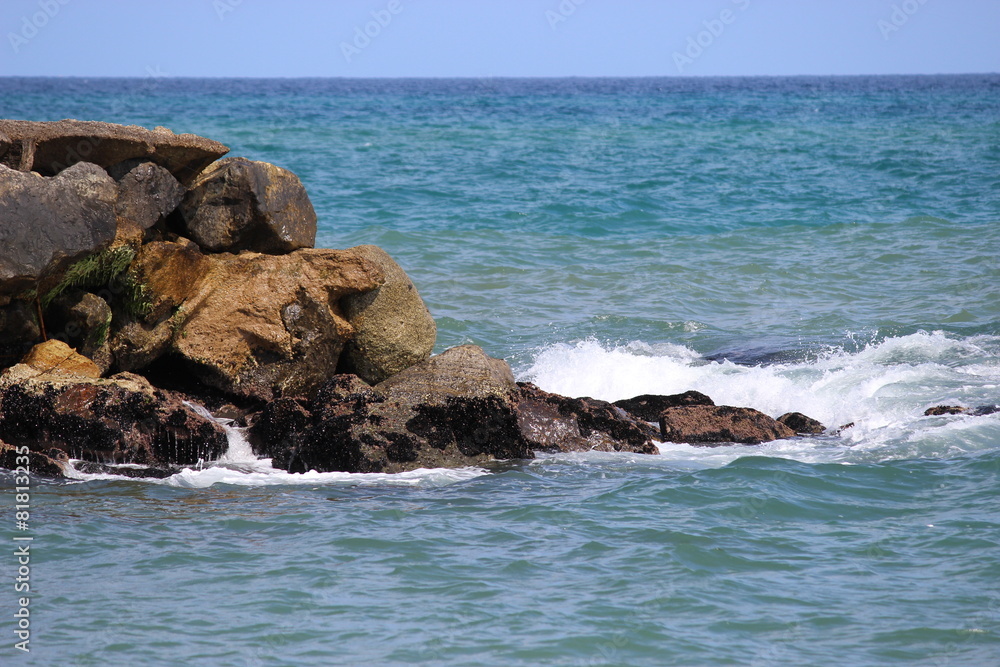 Скалы у моря