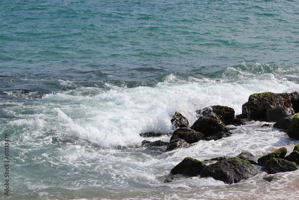 Красивые камни в море у пляжа