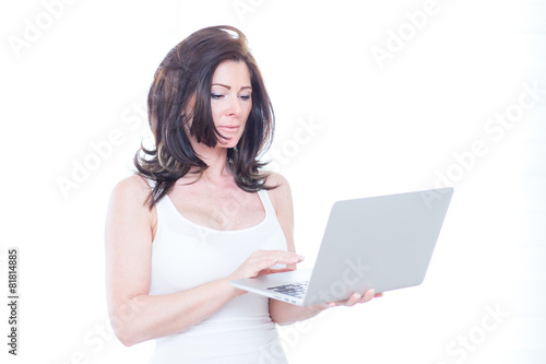 Frau mit Laptop und Tasse