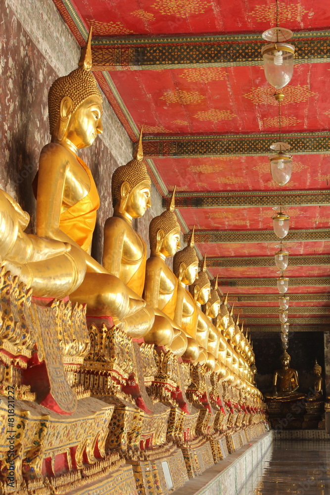 Obraz premium meditation buddha statues in wat suthat temple at bangkok