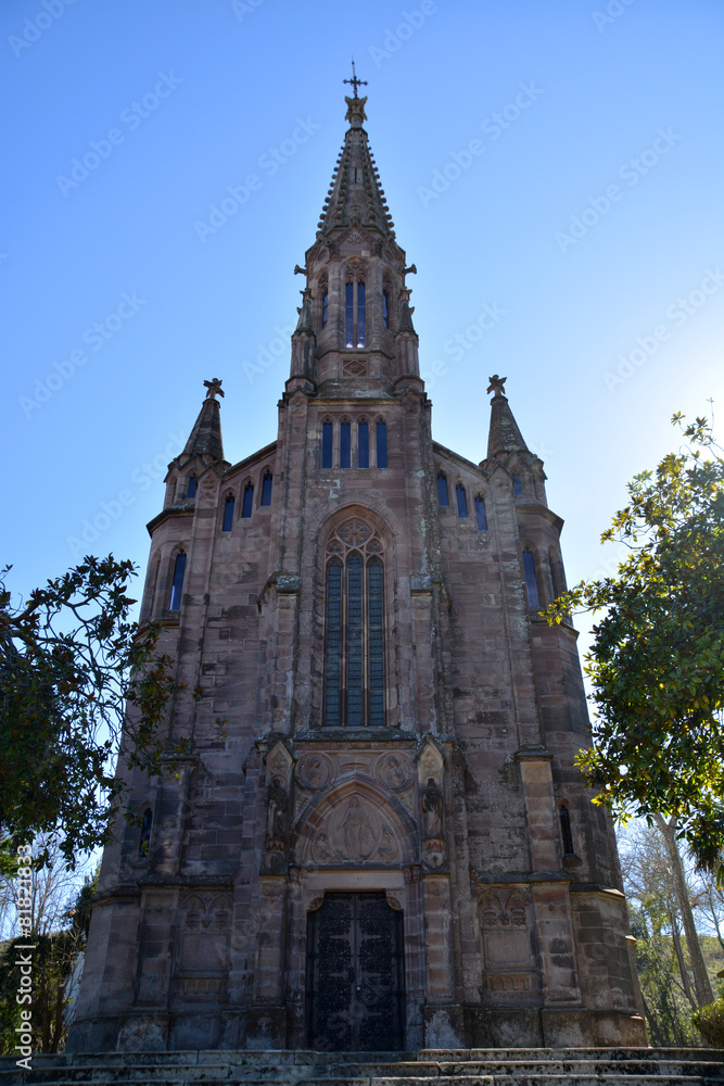 fachada de una iglesia en comillas, cantabria fachada de una iglesia en comillas, cantabria