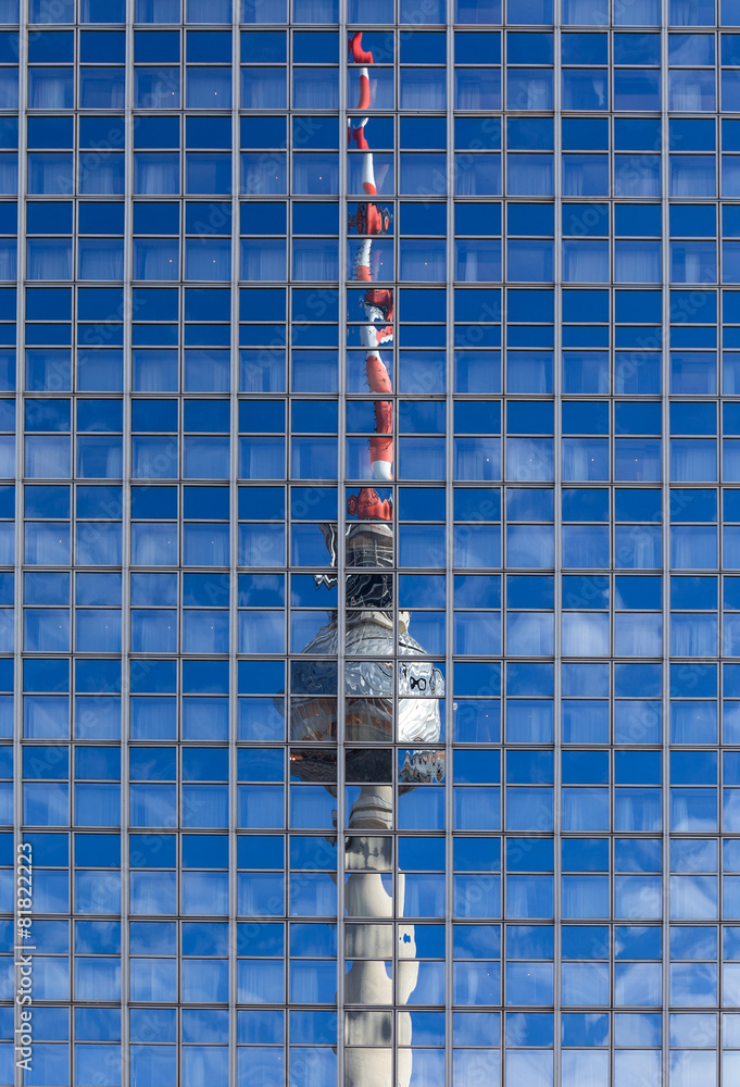 Naklejka premium Berliner Fernsehturm spiegelt sich in einer Glasfassade