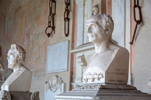 Foto Sculptures in the Monumental Cemetery at Leaning Tower of Pisa