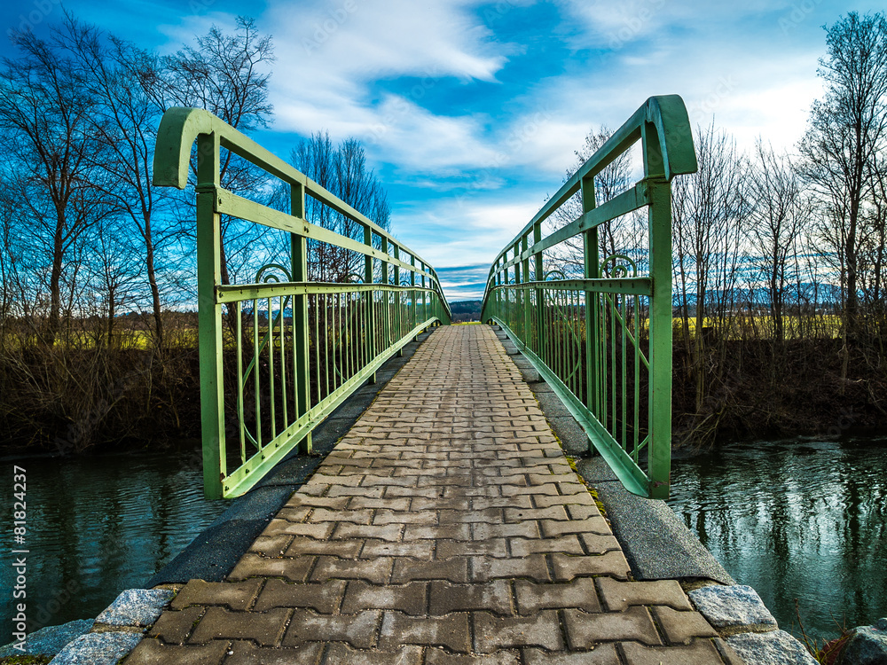 Kleine Brücke über Loisach-Kanal verspricht Bergblick