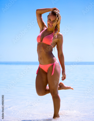 Schöne Frau am Strand einer Insel der Bahamas