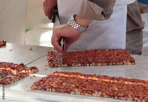 Il taglio del croccante di mandorle