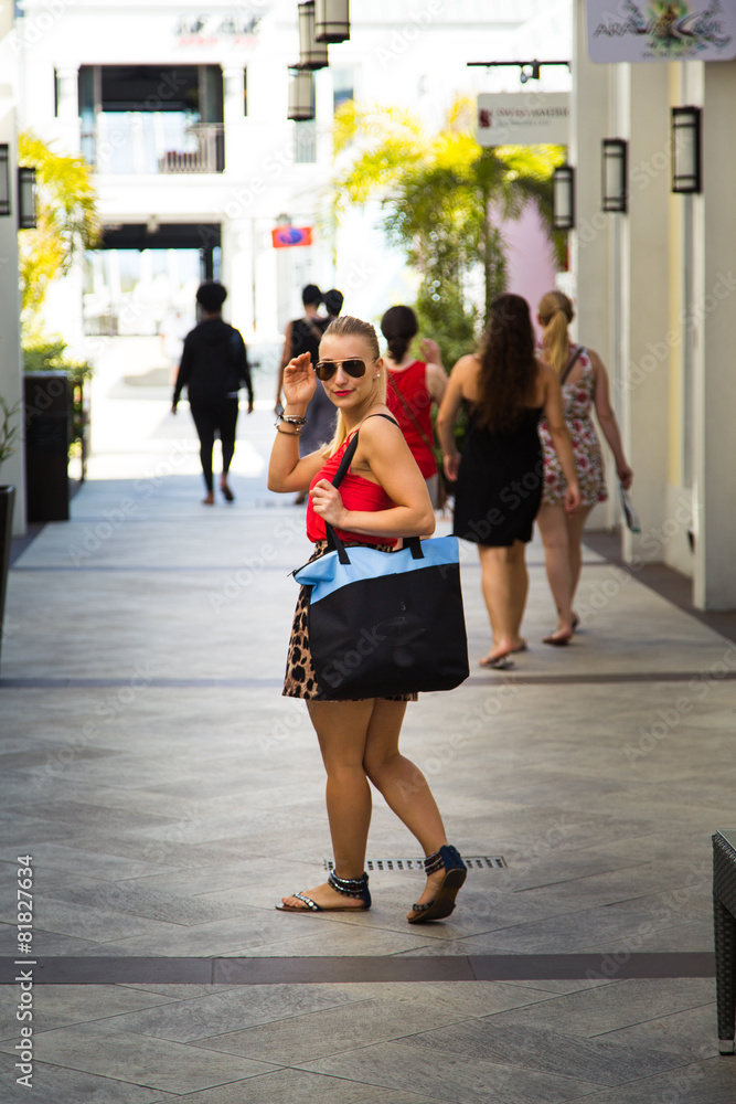 Blonde Schönheit beim Shopping im Sommer Blonde Schönheit beim Shopping im Sommer