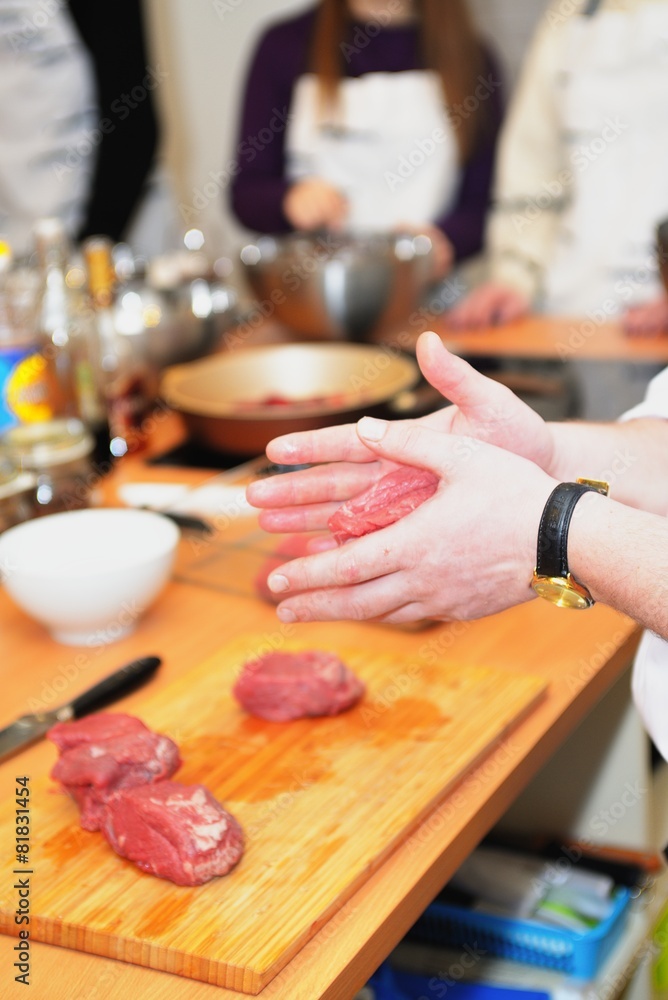 Obraz premium Chef preparing the meat