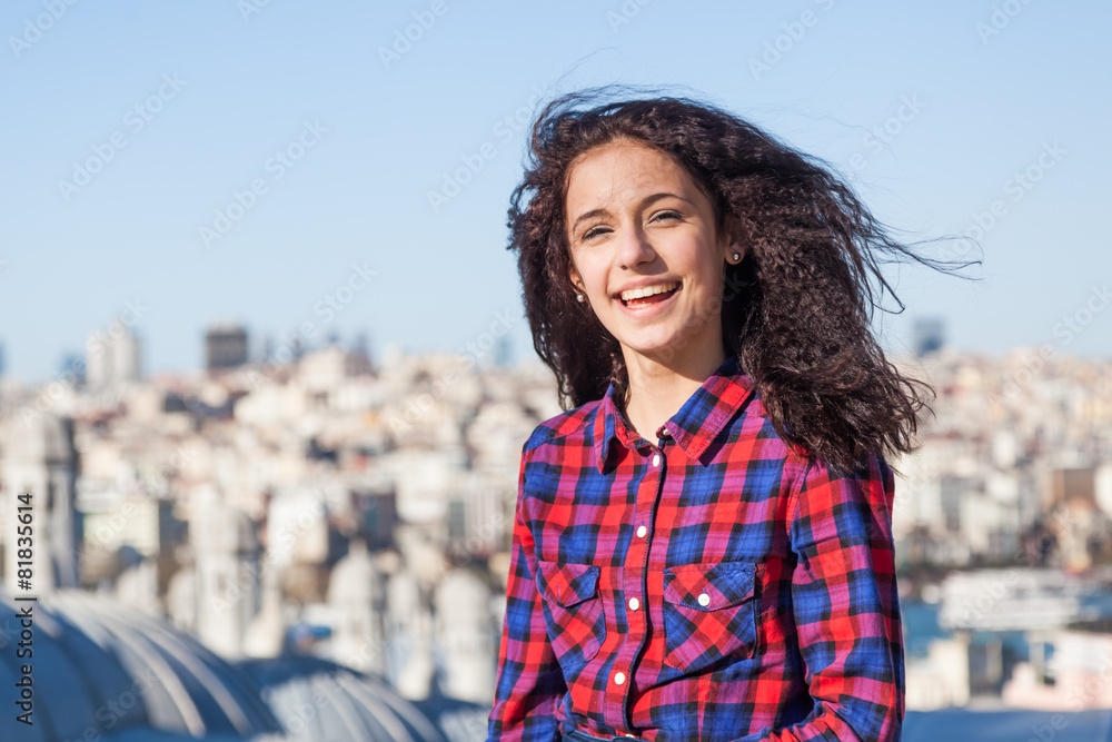 posendes Mädchen über den Dächern von Istanbul