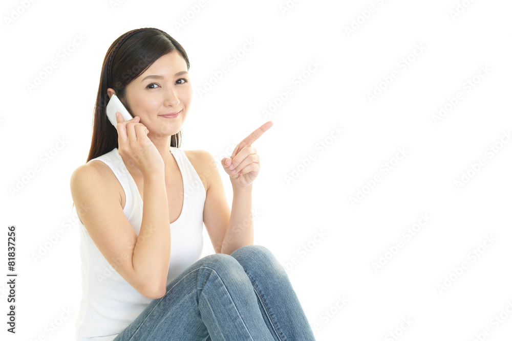 スマートフォンを持つ女性 スマートフォンを持つ女性