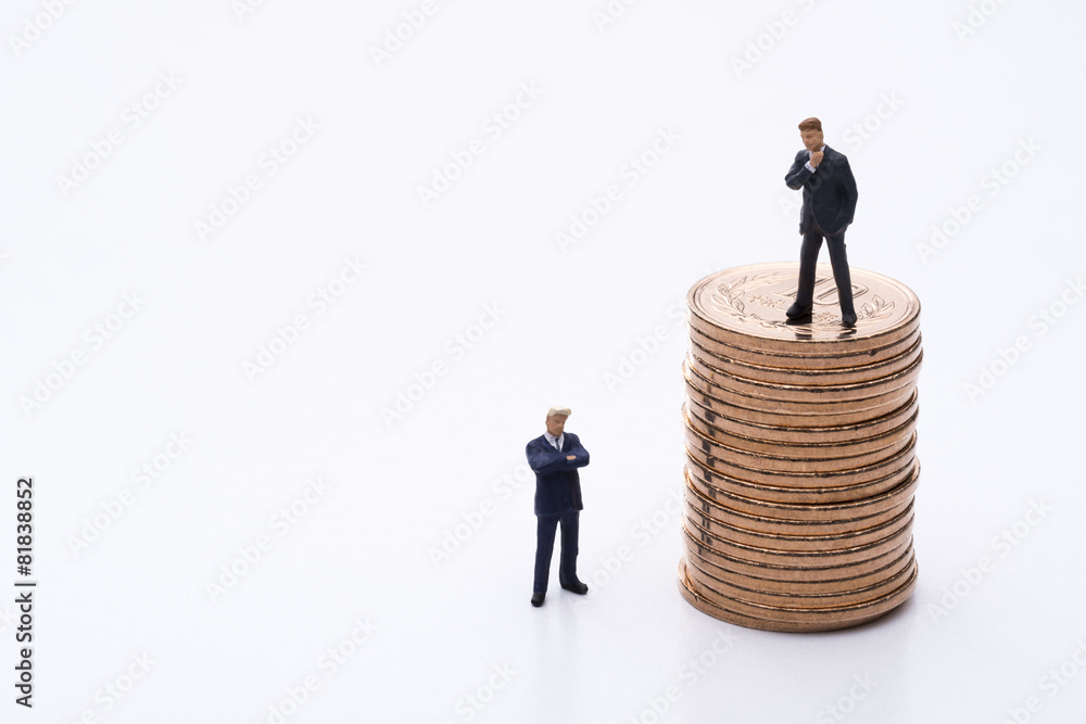 積み重ねた硬貨とビジネスマンの人形 積み重ねた硬貨とビジネスマンの人形