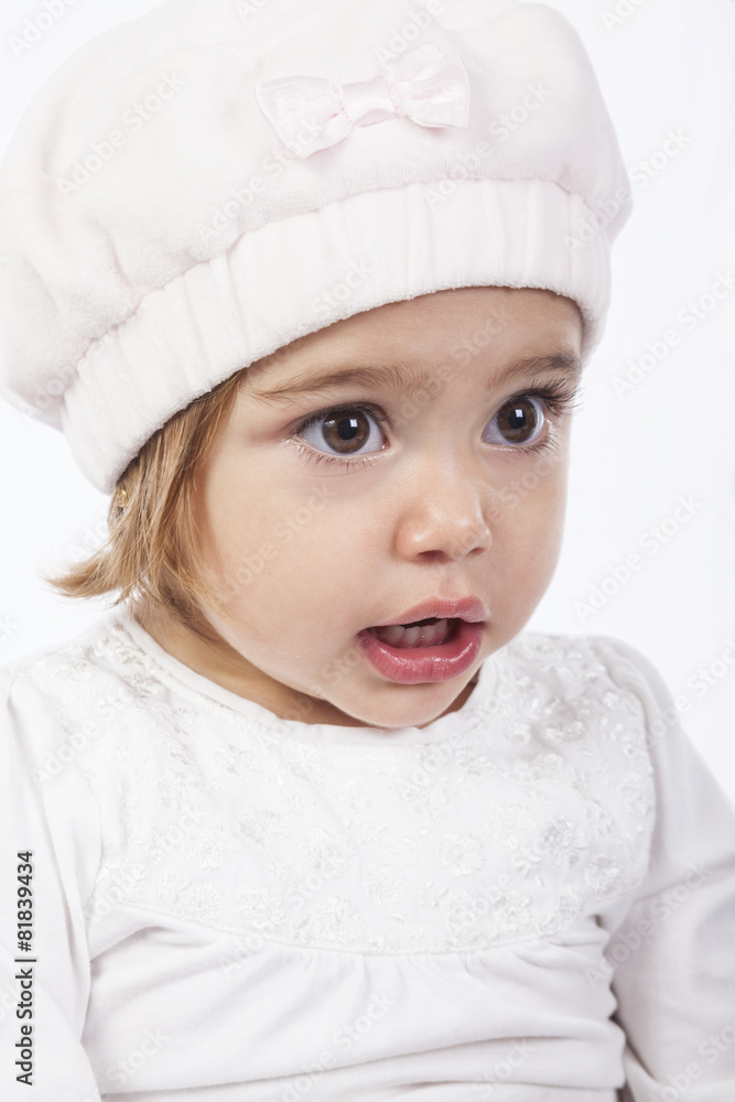 Rostro de niña pequeña con gorro Rostro de niña pequeña con gorro