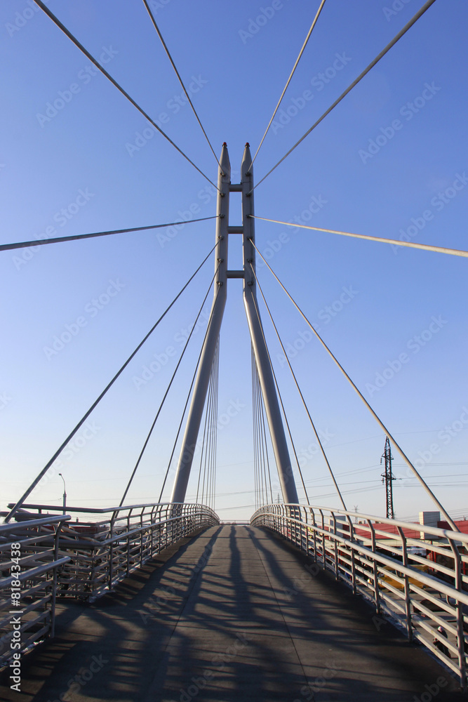 Naklejka premium Пешеходный подвесной мост в городе
