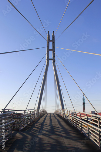 Пешеходный подвесной мост в городе