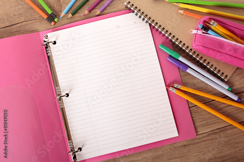 Fotografía Student's desk with pink project folder