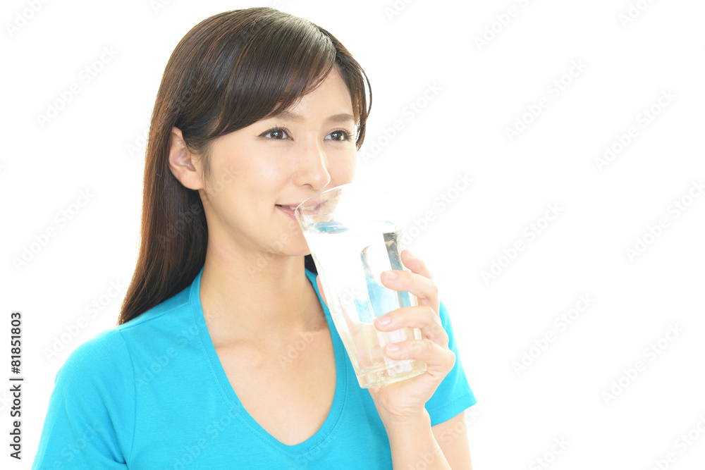 ミネラルウォーターを飲む女性 ミネラルウォーターを飲む女性