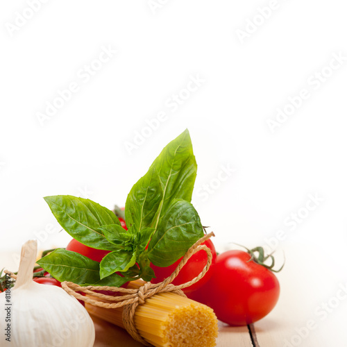 Obraz na płótnie Italian basic pasta ingredients