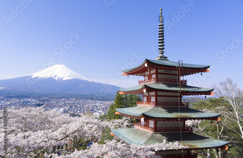 富士山と満開の桜 新倉富士浅間神社 快晴青空