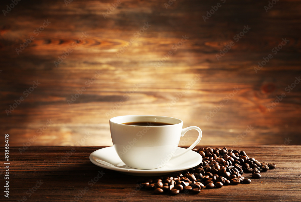 Cup of coffee with grains on wooden background - obrazy, fototapety, plakaty 