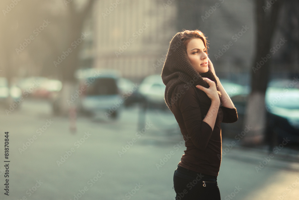 Fototapeta premium The pensive woman in the sunset city