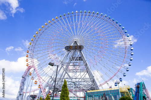 横浜コスモワールドの観覧車と青空