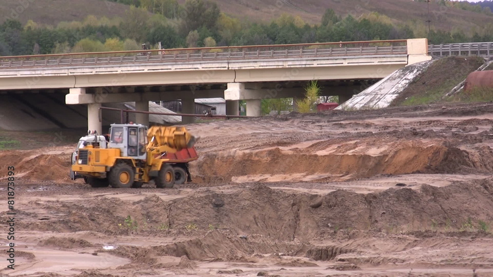 The wheel loader digs and fills the earth in the truck The wheel loader digs and fills the earth in the truck