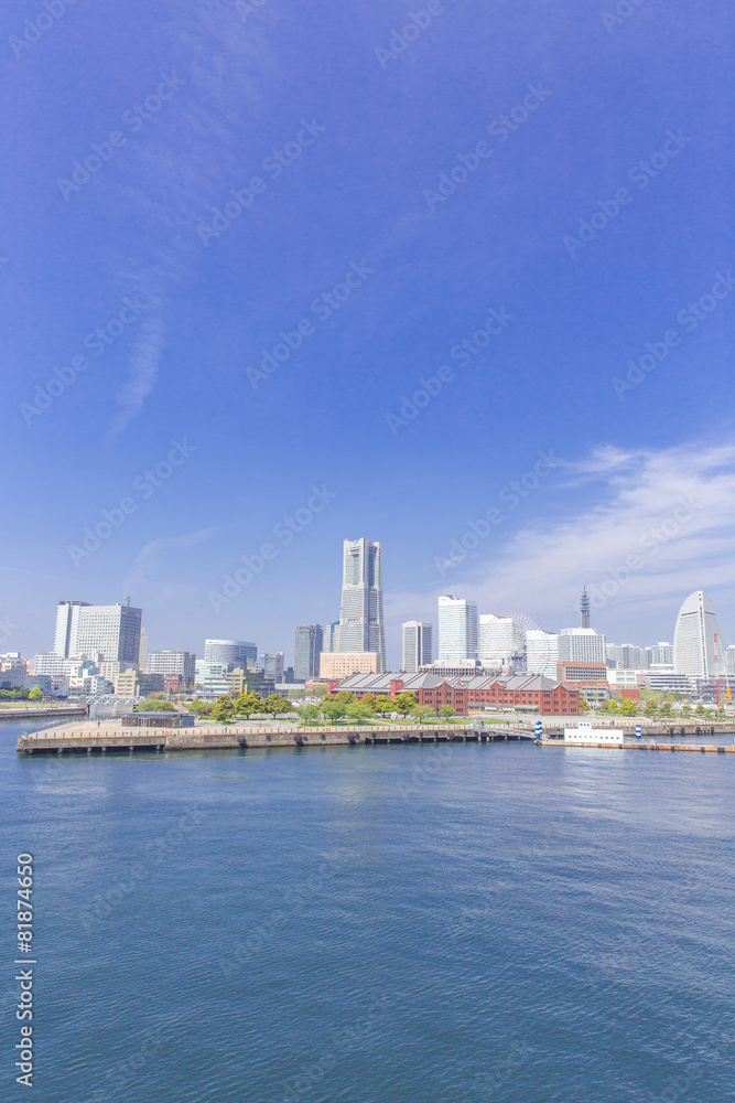 Fototapeta premium 横浜みなとみらい・ランドマークタワー周辺の水辺