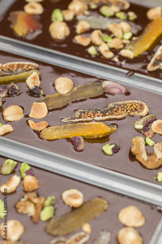 Naklejka premium Ingredients for preparation of artisanal chocolate bar