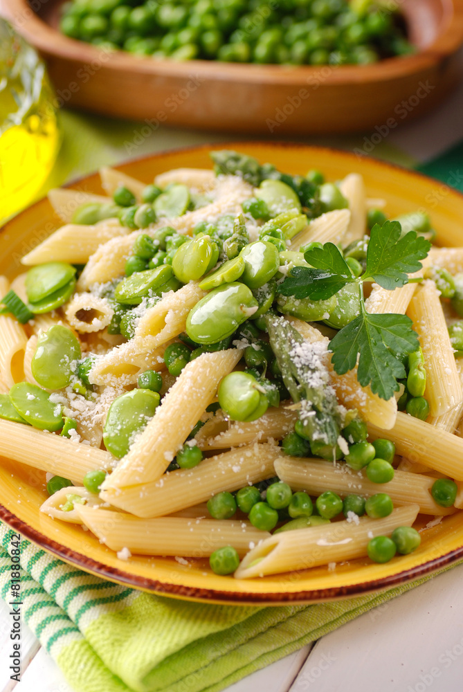 piatto vegetariano - pasta con fave, piselli e asparagi