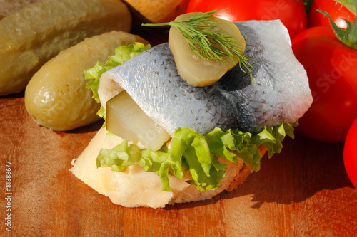 Baguette, saurer Hering, Rollmops, Salat, Gemüse photo