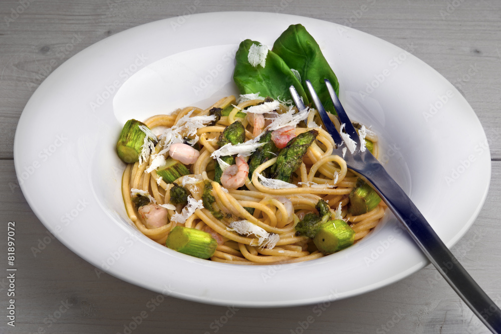 Spaghetti with green asparagus and shrimp