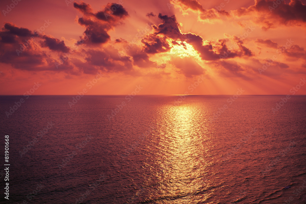Fototapeta premium Sunrise over sea