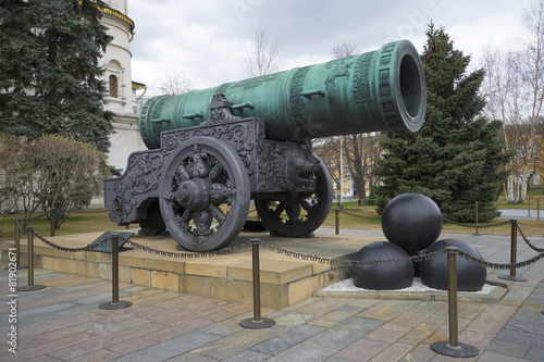 Царь-пушка пасмурным апрельским днем. Московский кремль