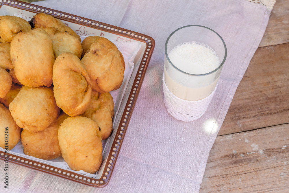 pirozhki, russian traditional food, Meat patties in the plate, v pirozhki, russian traditional food, Meat patties in the plate, v