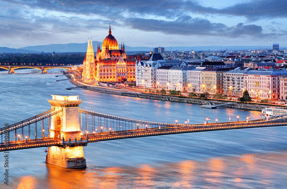 Obraz premium Budapeszt z mostem łańcuchowym i parlamentem, Węgry