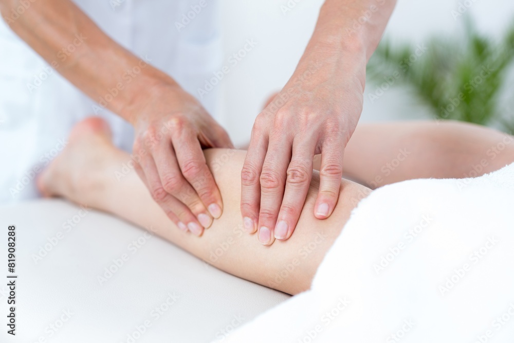 Obraz premium Physiotherapist doing leg massage