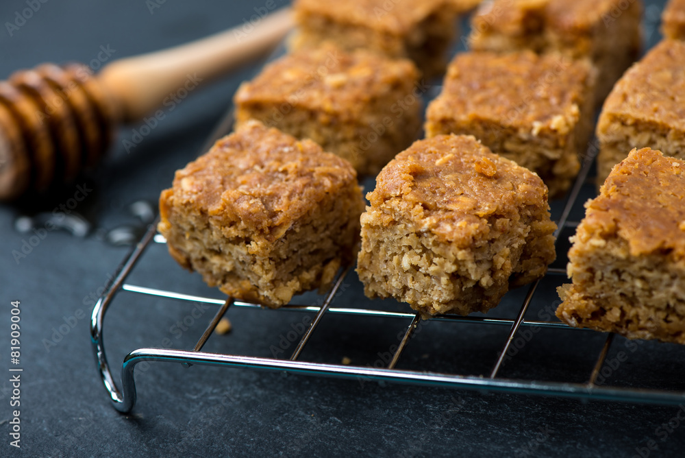 Ταπετσαρία Homemade healthy flapjacks with honey on cooling rack