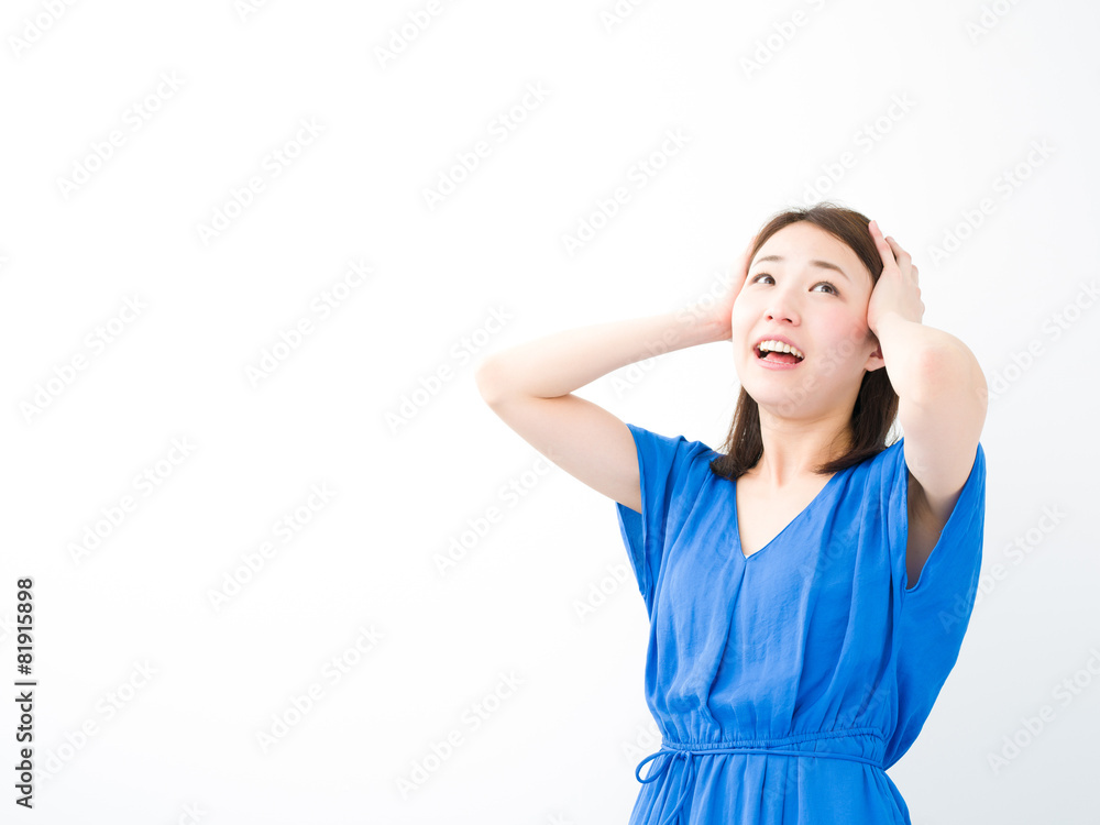 頭を抱える若い女性 頭を抱える若い女性
