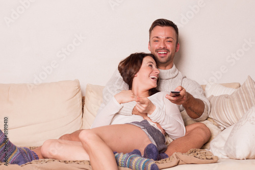 paar lachend Fernsehen