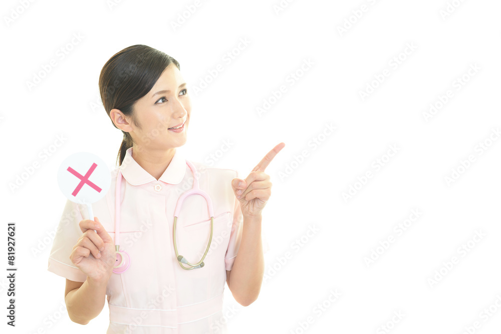 禁止の意思表示をするナース